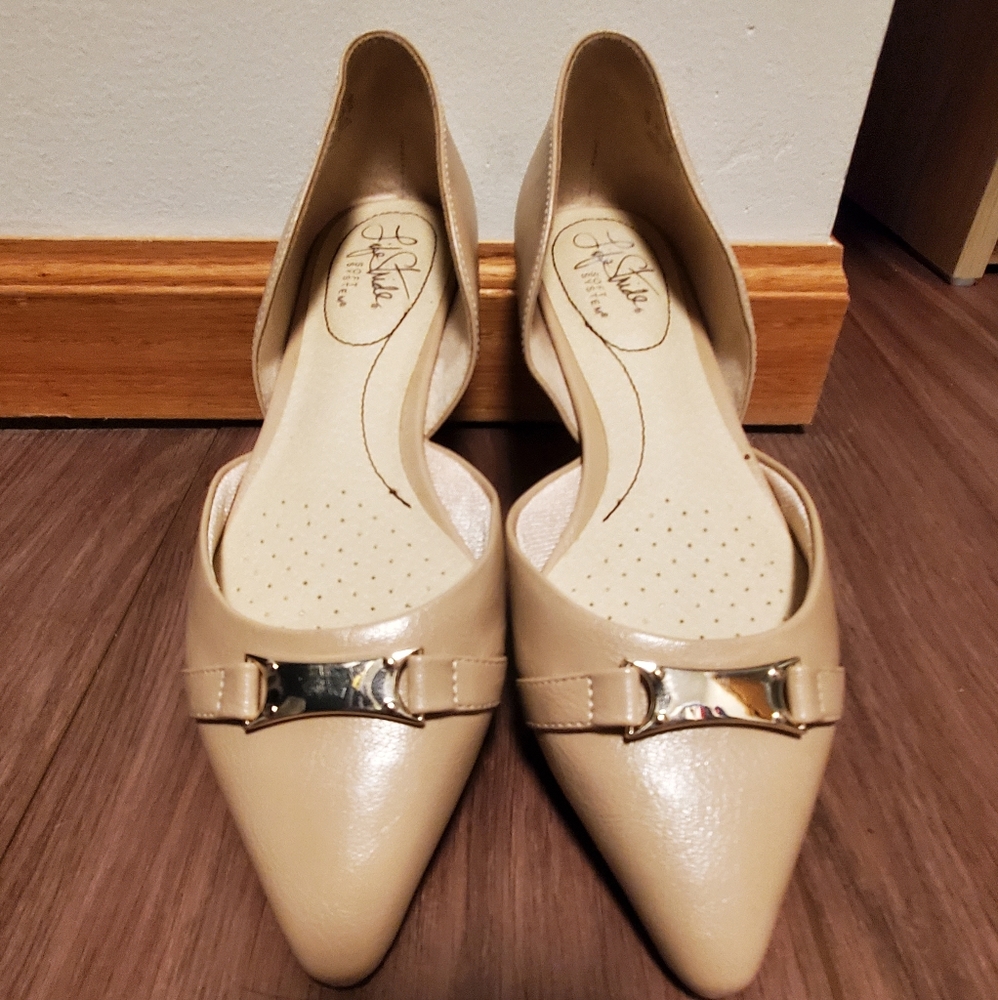 Flat shoes